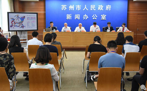 /></p><p>　　现场，赛事承办方就本届赛事的活动亮点、奖项设置、宣传互动以及安全保障等相关情况做了详细介绍。今年，金鸡湖龙舟赛再次被列入&ldquo;同乐江苏&rdquo;系列活动，并举行&ldquo;同乐江苏&rdquo;启动仪式。省委宣传部、省政府新闻办作为赛事指导单位，对赛事给予了大力支持，并邀请在江苏生活的外籍人士组队参赛，提升赛事整体高度，扩大品牌影响力及号召力。较之于往届，今年赛事的参赛队伍来源更加丰富，既有以意大利威尼斯为代表的苏州友好城市队，也有来自江苏省内南京、常州等地的队伍。金鸡湖端午龙舟赛以传承中华民族传统文化为核心，通过体育赛事全民参与的形式，传承中国传统文化，促进国际文化间的交流与发展。</p><p style=