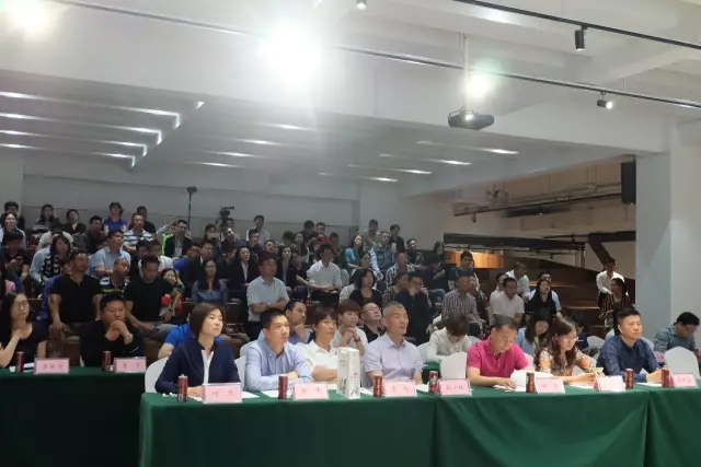 /></p><p>　　随着前期大量筹备工作已经完成，赛事开幕在即，为保障赛事及活动圆满完成，本次领队会议像大家重点宣导竞赛规程，通报培训情况、给予备赛建议，讲解检录换装登舟和救生方案，通报仪式环节和互动活动的细化方案并通过抽签进行竞赛顺序。</p><p style=