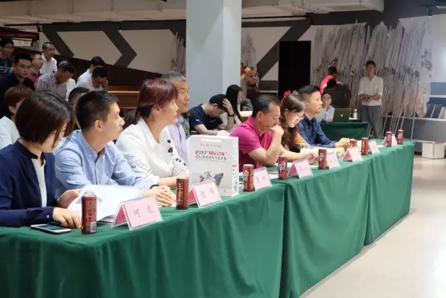 /></p><p>　　金鸡湖端午龙舟赛作为一项亲民、聚民、乐民的群众体育活动，自2010年以来已连办7年，已成为苏州工业园区和苏州市最具有代表性的节庆品牌之一。</p><p style=